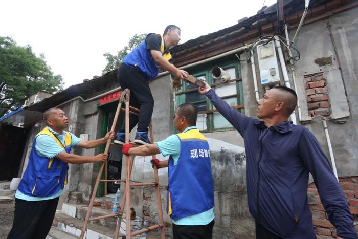 居民家门口地面凹陷屋里还漏雨 北京丰台区南苑街道三小时抢修完毕