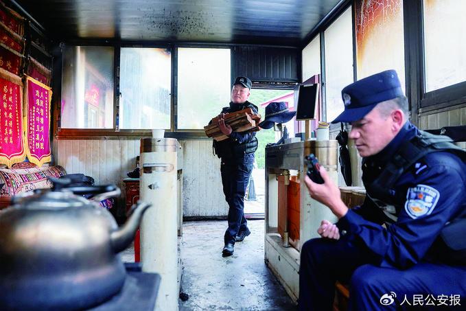 嘎隆拉便民警务站：穿着执勤服炒菜，只为随时处警