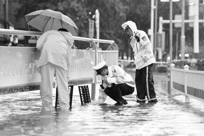 ​撑起出行“安全伞” 当好雨天守路人  市交管部门坚守一线消除隐患疏导交通