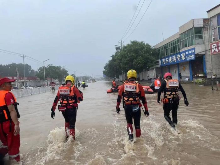 冲去涿州的上海民间救援队伍，3天救出318人：说说我看到的救灾现场