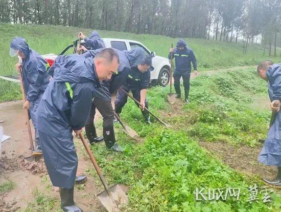 一线直击丨廊坊青年选调生防汛一线显担当