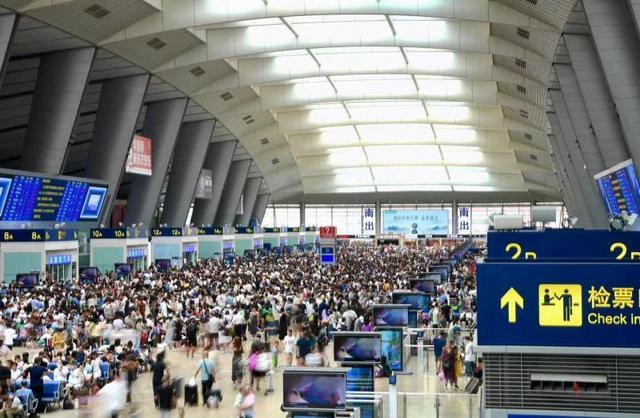 现场｜北京南站加开退票窗口 晚点列车已陆续公布抵离时间