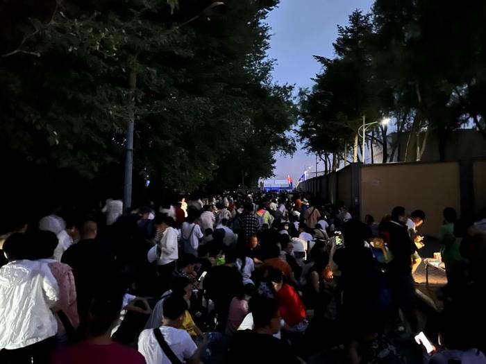 凌晨三点四十分的大房身机场入口