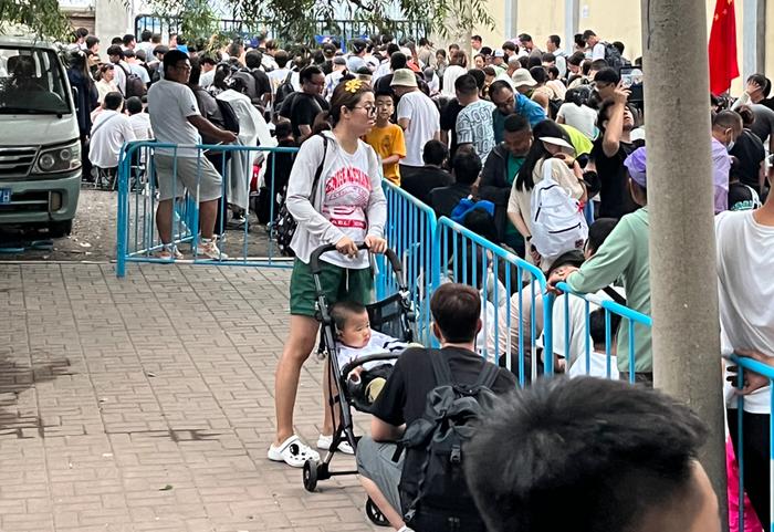 凌晨四点半天已经亮起来了,年轻的父母推着推车带孩子入场