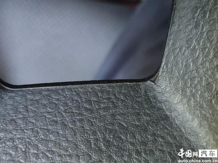 中国重汽豪沃轻卡悍将方向盘皮具质量遭质疑 车主投诉后已解决