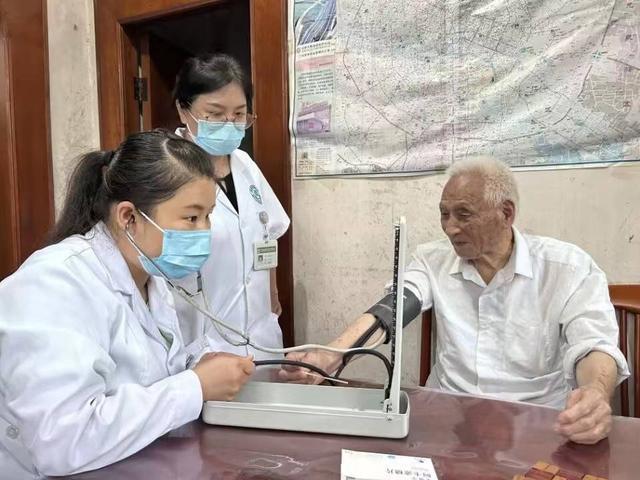 家庭医生敲门送健康 老人在家有“医靠”