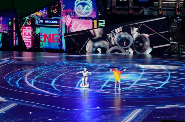人形机器人骑平衡车与真人斗舞！成都大运会闭幕式上这些“未来”元素，你get到了吗？