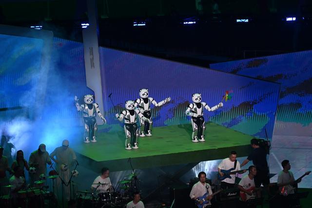 人形机器人骑平衡车与真人斗舞！成都大运会闭幕式上这些“未来”元素，你get到了吗？