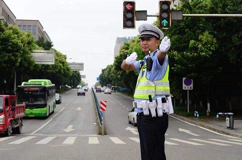 “警”路漫漫亦灿灿——记南岸区公安分局交巡警支队茶园大队巡长周阳