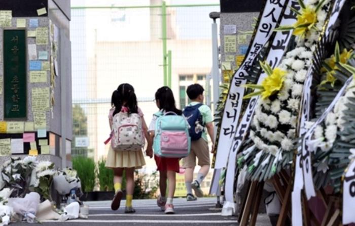 24岁韩国女教师在教室自杀，谁逼的？