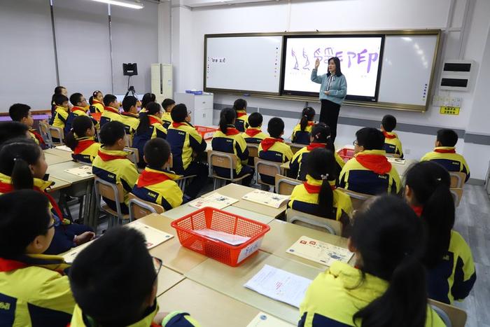 一所以双语见长的民办学校，为何要让孩子们行读华夏，传承中国优秀传统文化？