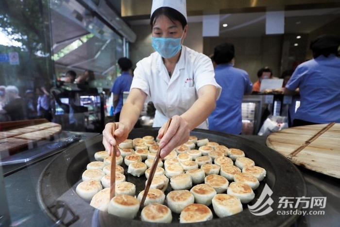 月饼季悄然开启再现长队 网红口味生椰拿铁入馅 |组图