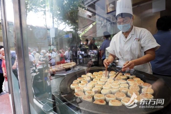 月饼季悄然开启再现长队 网红口味生椰拿铁入馅 |组图