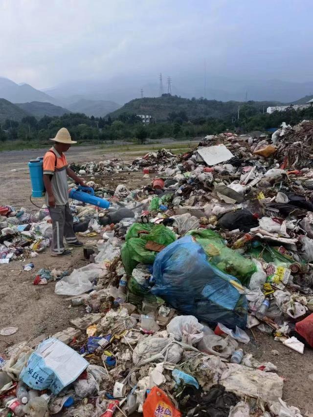 门头沟区环卫中心深入山区 提前一天半完成斋堂地区积存垃圾清运工作