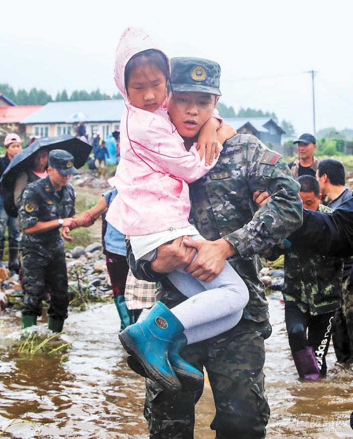 坚决听从统帅号令，解放军和武警部队挺膺担当筑起抵挡洪水的“钢铁堤坝”