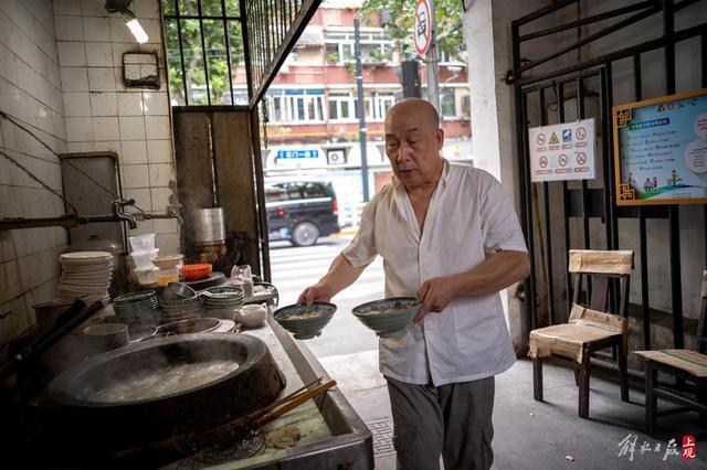 “这块牌子还值点铜钿……可惜了”，上海最后的弄堂厨房端出市民记忆中的味道