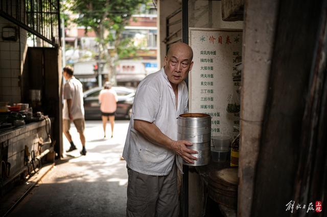 “这块牌子还值点铜钿……可惜了”，上海最后的弄堂厨房端出市民记忆中的味道