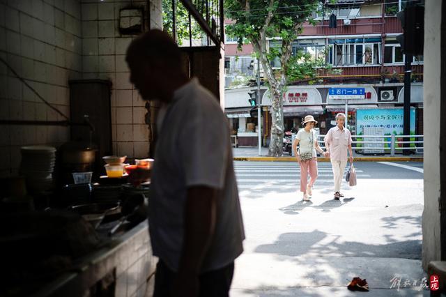 “这块牌子还值点铜钿……可惜了”，上海最后的弄堂厨房端出市民记忆中的味道