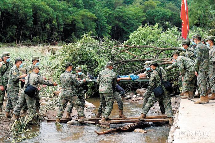 坚决听从统帅号令，解放军和武警部队挺膺担当筑起抵挡洪水的“钢铁堤坝”