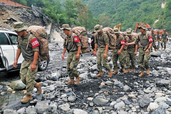 坚决听从统帅号令，解放军和武警部队挺膺担当筑起抵挡洪水的“钢铁堤坝”