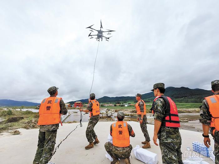 坚决听从统帅号令，解放军和武警部队挺膺担当筑起抵挡洪水的“钢铁堤坝”