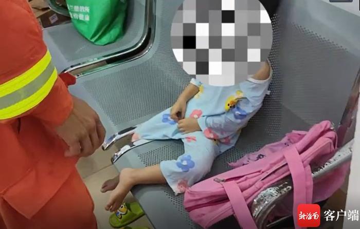 海口一三岁女童不慎将膝盖卡入长椅缝隙 家人无奈求助消防