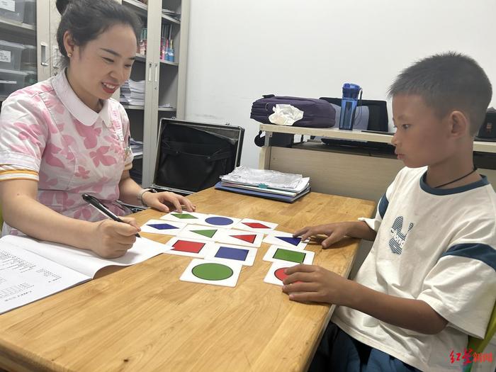 8岁“数学奇童”确诊阿斯伯格综合征，共病智力语言障碍 专家给出初步治疗方案