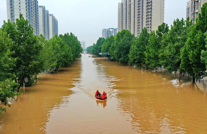 成都飞鹰救援队在河北涿州转移被困群众600余人：救助人群多为老人孩子