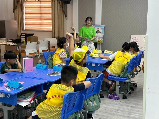 37名小学生、42场读书分享会，他们带着自己创作的书走进爱心暑托班……