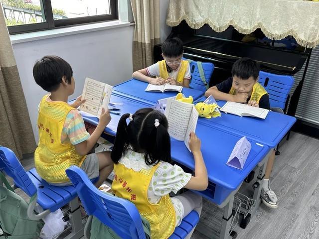 37名小学生、42场读书分享会，他们带着自己创作的书走进爱心暑托班……