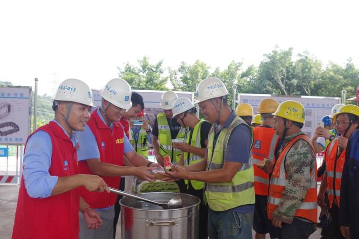 烈日·坚守|重庆花沟片区路网项目2号路延伸段桥梁箱梁全部浇筑完成