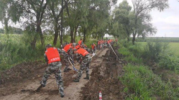 防汛救灾一线｜榆树市青山乡：奋战6小时 泥泞的道路恢复通行