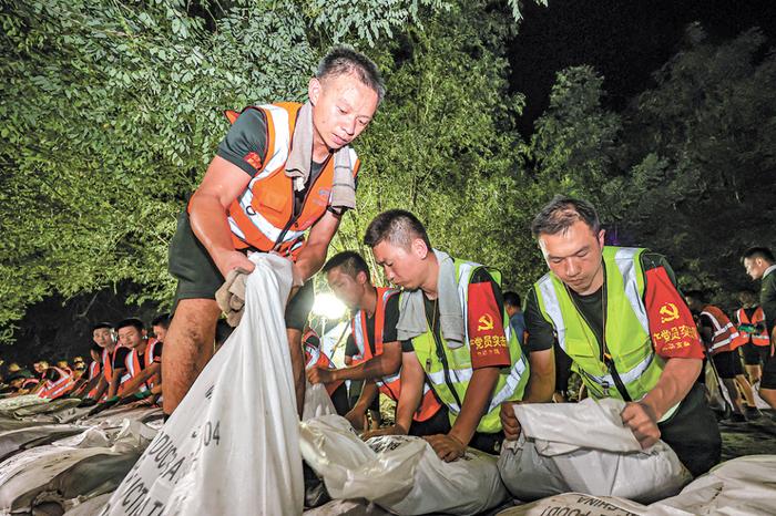 集结号｜坚决听从统帅号令，解放军和武警部队勇挑重担，充分彰显人民子弟兵为人民的本色