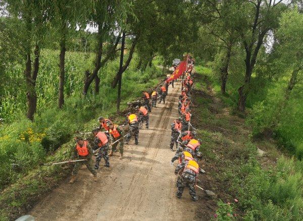 防汛救灾一线｜榆树市青山乡：奋战6小时 泥泞的道路恢复通行