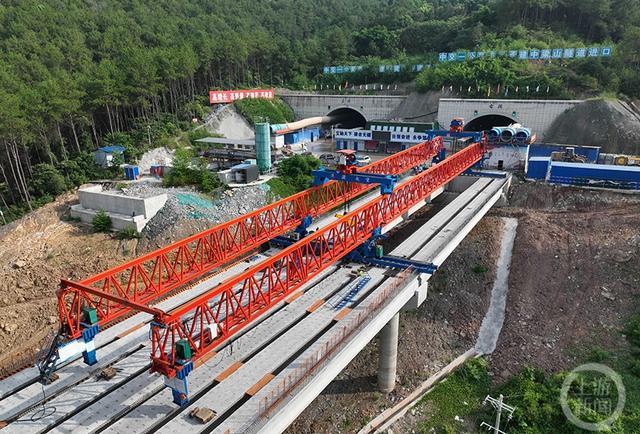 渝武高速复线观音峡嘉陵江特大桥实现右幅贯通