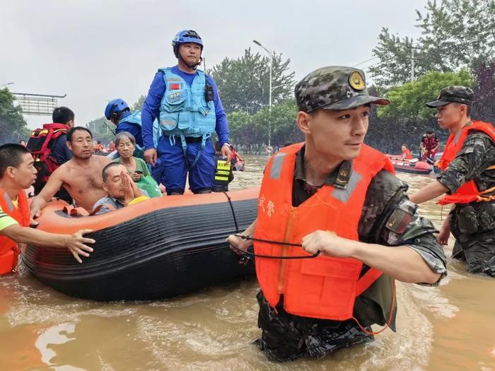 防汛救灾特稿丨抗洪一线，武警官兵战斗在哪政治工作就延伸到哪