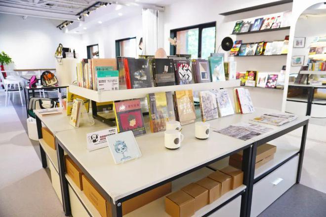 愚园路新开一家“图像小说”主题书店，汇集各类插画、绘本、艺术作品……