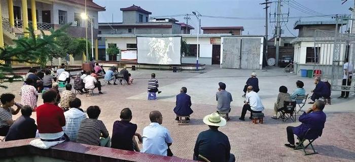 公益电影放映点亮乡村“夜”生活