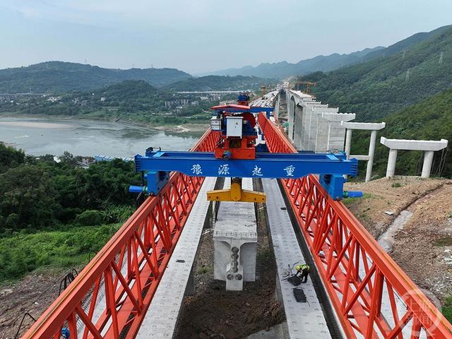 渝武高速复线观音峡嘉陵江特大桥实现右幅贯通