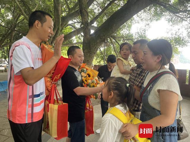 “就是这个声音，让我有一种重生的感觉”大渡河勇救落水者的恩人已找到，被救者送来锦旗