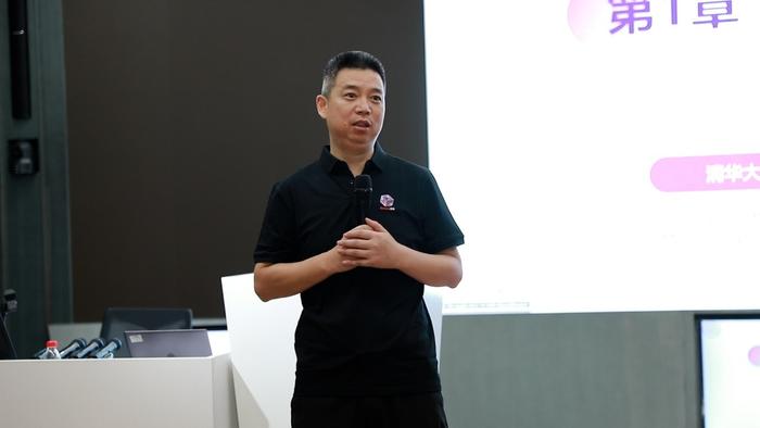 华为云数据库服务产品部总经理苏光牛