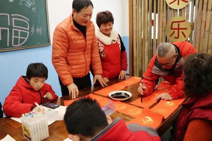 放着上海市区的房子不住！不少阿姨爷叔去乡村，享受管家式服务，每月还有收入？
