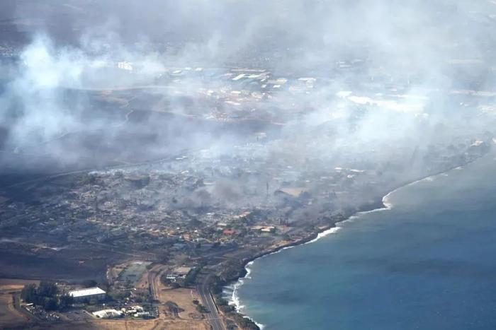 67人死亡，一家7口跳太平洋逃生，一小镇几乎“从地图上消失”...美国夏威夷大火，拜登宣布：重大灾难！中领馆紧急提醒