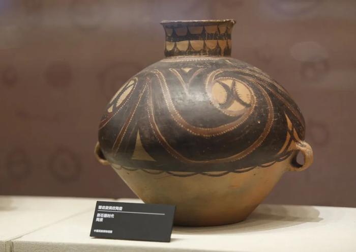 锯齿漩涡纹陶壶：中华文明多元一体起源的见证丨走进文物古籍展