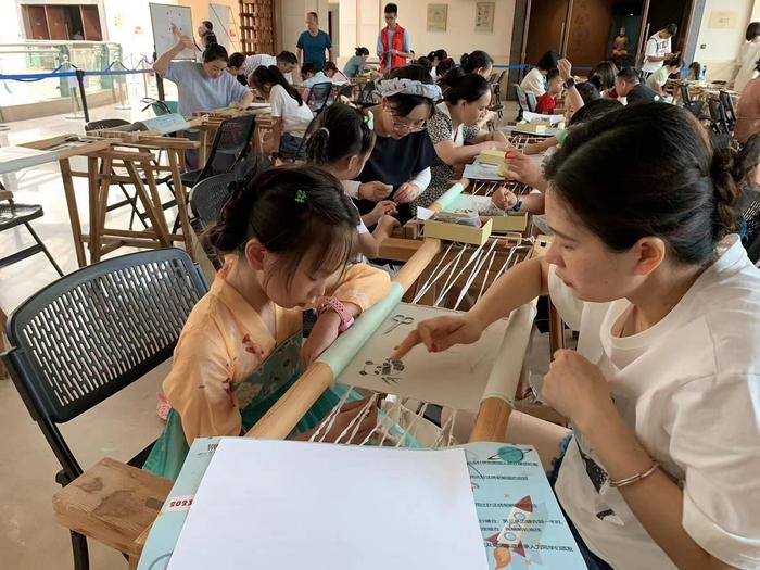 在博物馆里学非遗 四川博物院第十期少儿蜀绣亲子体验班结课