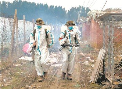 图③:8月11日,北京卫戍区某团官兵对北京市房山区受灾村庄进行防疫消杀作业。李义乐摄