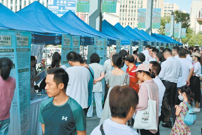 七区同办仲夏之约“招聘夜市” 七处会场吸引近4100人现场求职