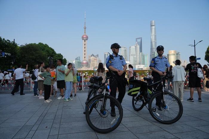 暑期日均客流40万的南京东路，骑自行车巡逻的酷飒警察是“花架子”吗？