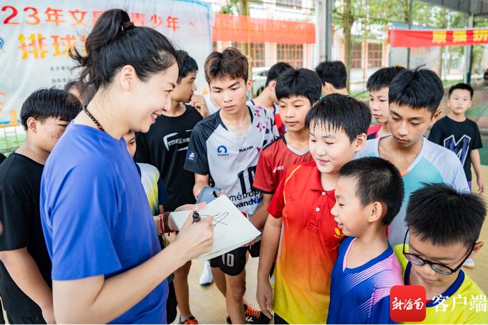 魏秋月现身文昌中学指导学生训练 称赞：好像骨子里就会打排球