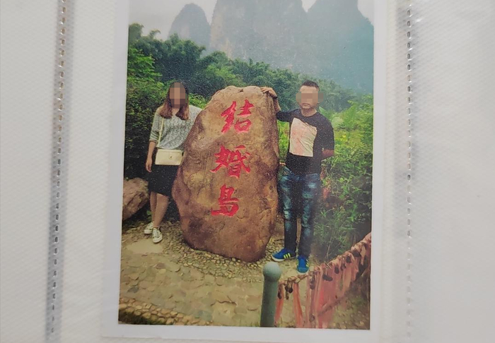 ▲张韵收藏的家庭相册显示,一家人曾经常到张家界、凤凰古城、浏阳、桂林等地旅游
